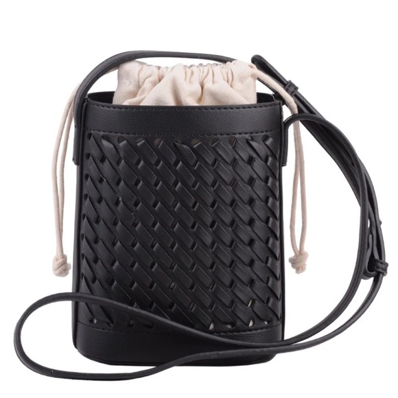 🖤🖤NWT- ADORABLE BLACK WOVEN BUCKET CROSSBODY W/ INTERIOR DRAWSTRING BAG🖤🖤 - Picture 1 of 14